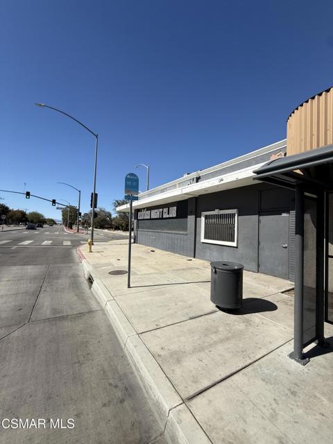 1255 W Avenue I, Lancaster CA: https://media.crmls.org/mediaz/532cf062-6ce2-49e9-a7e0-55f7dc47946c.jpg