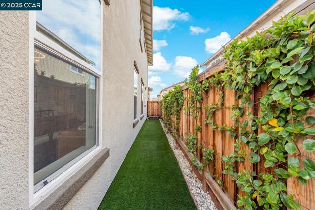 205 Goose Creek Ave, Brentwood CA: https://media.crmls.org/mediaz/532e2684-dc40-4917-8186-4b9e25839d53.jpg