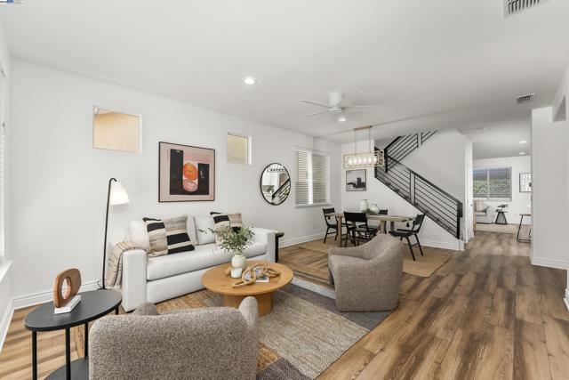 309 Aspen Ct, Roseville CA: https://media.crmls.org/mediaz/532e6415-432c-4799-a689-10f10c4d3fb1.jpg