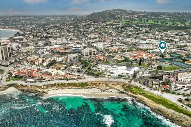 7635 Draper Avenue, La Jolla CA: https://media.crmls.org/mediaz/532f23d3-3ee8-4623-994e-22c9d3d9c31b.jpg