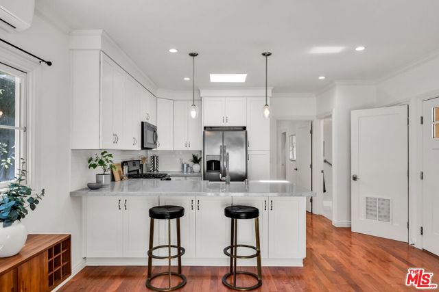 1709 Buckingham Road, Los Angeles CA: https://media.crmls.org/mediaz/532f4191-4e40-4b72-b80f-7ce26d70a58a.jpg