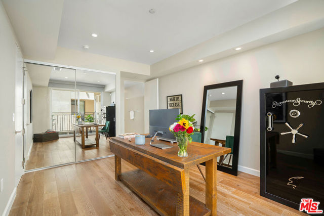 441 S Barrington Avenue, Los Angeles CA: https://media.crmls.org/mediaz/532fea1e-99a4-456c-af21-c15e4409cdf7.jpg