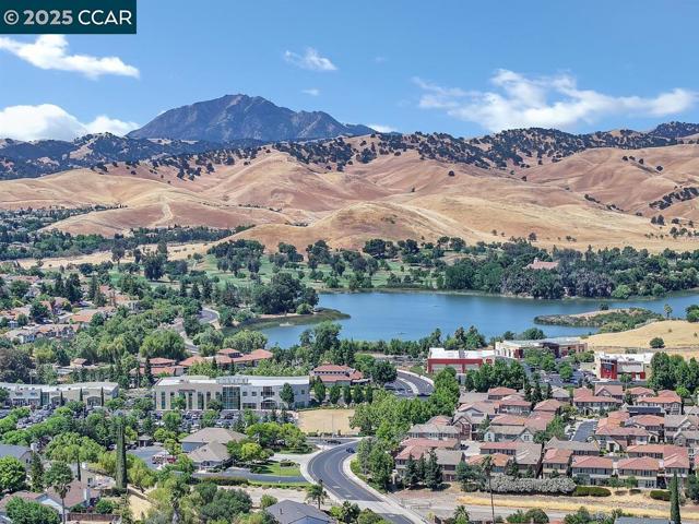 308 Bluerock Drive, Antioch CA: https://media.crmls.org/mediaz/5330280d-28a7-4f0d-80e1-0ea1e59ea258.jpg