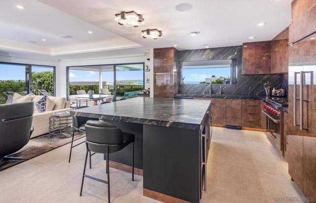 5560 Moonlight Lane, La Jolla CA: https://media.crmls.org/mediaz/53306807-a211-4345-ace4-4c8cf431f399.jpg