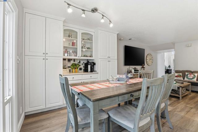 2891 Calle Reynoso, Pleasanton CA: https://media.crmls.org/mediaz/533097b2-b90c-4e9f-9924-21cd7da5f8ed.jpg