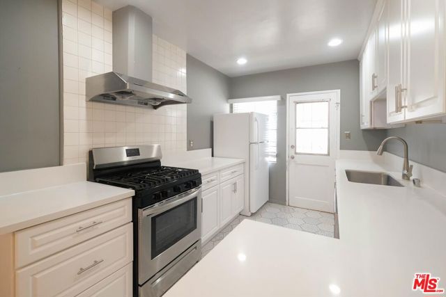 854 1/2 S Plymouth Boulevard, Los Angeles CA: https://media.crmls.org/mediaz/5330b1f1-c250-4d64-9e68-cf1f61b1fd14.jpg