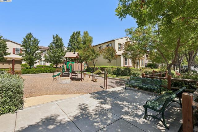 5010 Barrenstar Way, San Ramon CA: https://media.crmls.org/mediaz/53313639-e529-49db-b65c-75a1dd08fbd3.jpg
