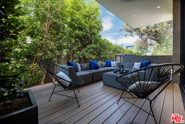 8356 W 4th Street, Los Angeles CA: https://media.crmls.org/mediaz/53328f40-a9fa-414e-974d-fe798a3c0399.jpg