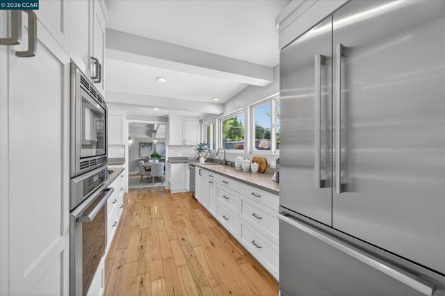 31 Ivy Dr, Orinda CA: https://media.crmls.org/mediaz/5332de06-d4f5-486c-bcdd-ce9d1cf17f6d.jpg