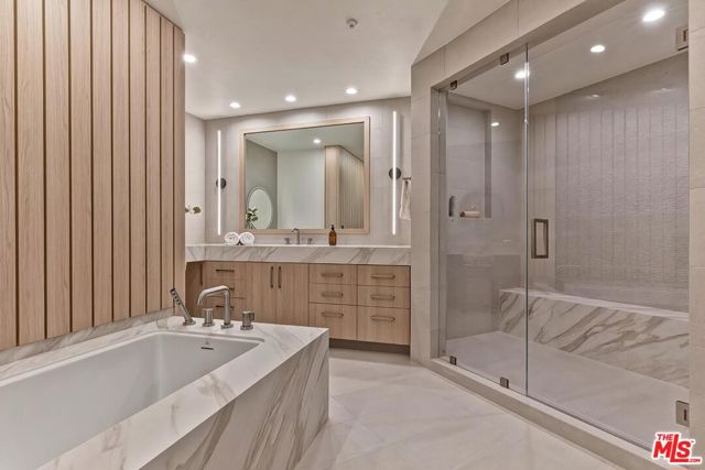 300 N Swall Drive, Beverly Hills CA: https://media.crmls.org/mediaz/5333dd4f-36e9-4f22-b122-53ee8bcad291.jpg