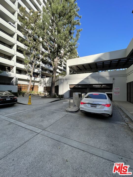 600 W 9th Street, Los Angeles CA: https://media.crmls.org/mediaz/5333ebe3-d79e-448c-8cce-e40675530836.jpg
