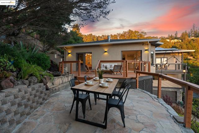6330 Swainland Rd, Oakland CA: https://media.crmls.org/mediaz/53341691-3777-4578-8930-7cf64c1cd30d.jpg