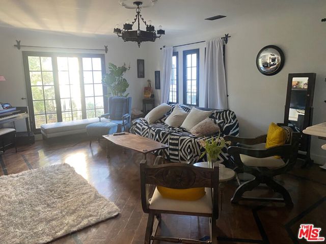 2080 1/2 Vine Street, Los Angeles CA: https://media.crmls.org/mediaz/53343120-ee30-42cf-9e41-ebadf2faad11.jpg