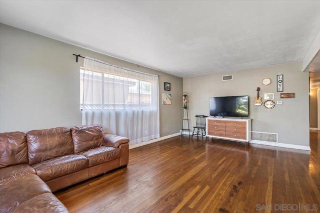 632 Sandalwood Dr, El Cajon CA: https://media.crmls.org/mediaz/53345f9e-dec3-44f1-b19a-8a4f72302b6d.jpg