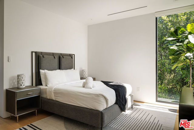 952 N Laurel Avenue, Los Angeles CA: https://media.crmls.org/mediaz/5334f2fc-58bf-43b6-8d41-f00c6f094ce7.jpg