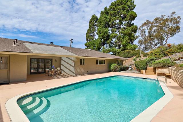 3190 Falcon Drive, Carlsbad CA: https://media.crmls.org/mediaz/53354cd1-1d4f-49ff-a059-0c1109b61615.jpg