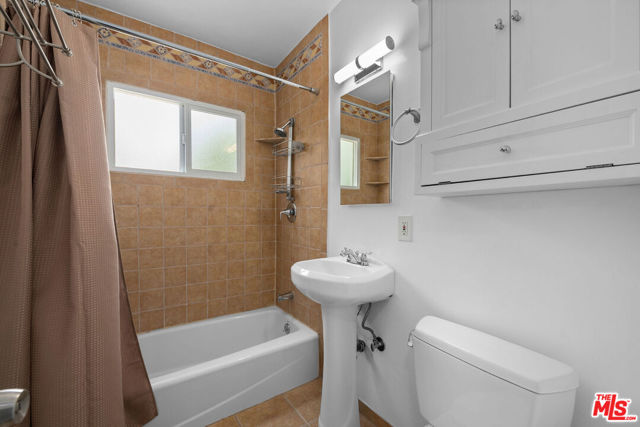 1330 S Barrington Avenue, Los Angeles CA: https://media.crmls.org/mediaz/5335f7d6-6b21-4dff-96f8-f1caa62bde72.jpg
