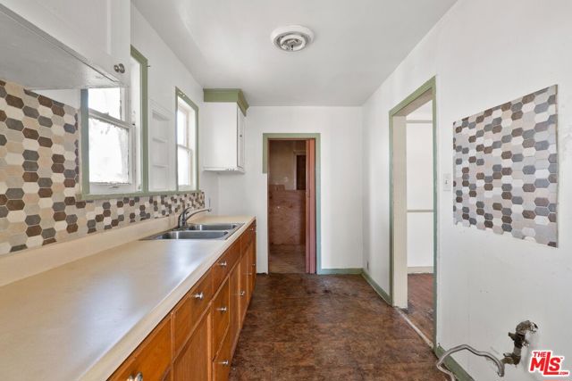 1925 19th Street, Santa Monica CA: https://media.crmls.org/mediaz/5336a07e-5d96-44f4-8364-96da48b94e07.jpg