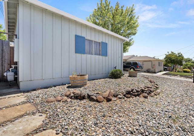 252 Martin Avenue, Livermore CA: https://media.crmls.org/mediaz/5339224b-728a-4884-95ce-9fbf2893e150.jpg