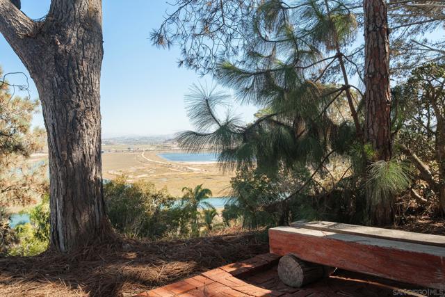 2165 Balboa Ave, Del Mar CA: https://media.crmls.org/mediaz/53398e60-f733-43ed-a651-817e36648244.jpg