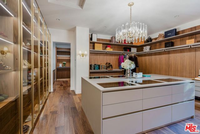 5192 Parkway Calabasas, Calabasas CA: https://media.crmls.org/mediaz/533a2615-20a7-4be2-adf3-d2cbc4f627fc.jpg