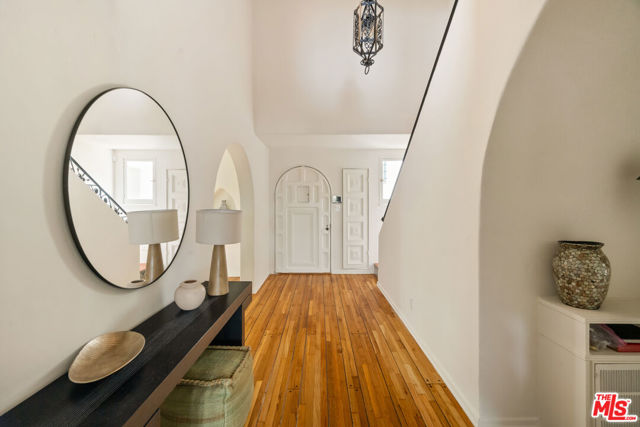 3716 Effingham Place, Los Angeles CA: https://media.crmls.org/mediaz/533ad363-fc5d-483f-8f8a-4815f9a62fb8.jpg