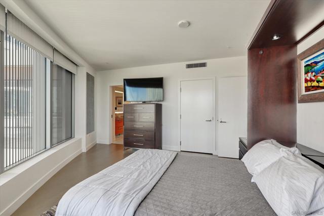 888 W E St, San Diego CA: https://media.crmls.org/mediaz/533bdb64-d9a2-4c14-9a05-03afefe2b80e.jpg