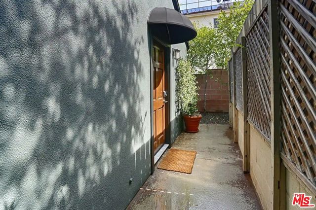 4838 Coldwater Canyon Avenue, Sherman Oaks CA: https://media.crmls.org/mediaz/533be948-eaf2-4ff6-8e9a-a28f15c4fe60.jpg