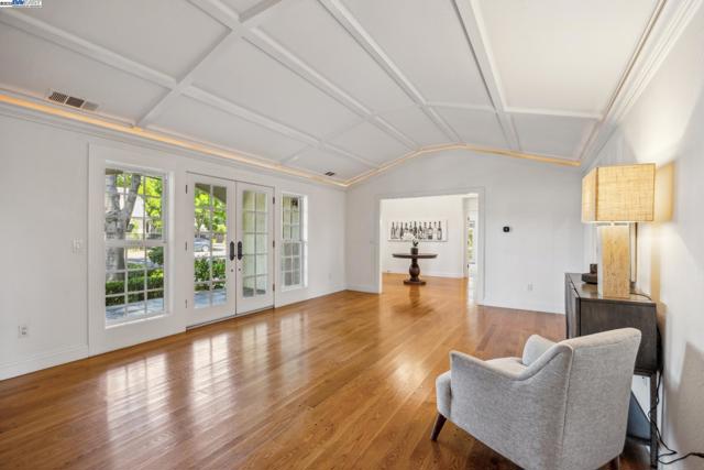 628 Saint Mary St, Pleasanton CA: https://media.crmls.org/mediaz/533c6608-9e62-46df-bba9-8eb2ec6f5c18.jpg