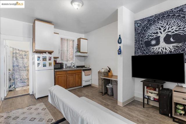 498 25th Street, Oakland CA: https://media.crmls.org/mediaz/533d3c1c-8970-4dc3-99fb-154e18bfd959.jpg