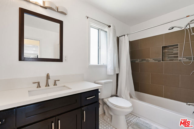 328 E Plymouth Street, Inglewood CA: https://media.crmls.org/mediaz/533d3f97-5269-4527-b2af-c9e558e2ff5f.jpg