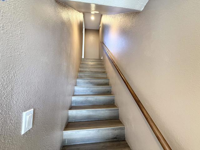 989 Palm Cir, Tracy CA: https://media.crmls.org/mediaz/533e6bf7-071d-40bd-a485-a65fe3ab37a6.jpg
