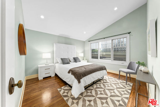 607 Ashland Avenue, Santa Monica CA: https://media.crmls.org/mediaz/533fe7dc-b0cc-420e-ad43-f6567ed7e637.jpg