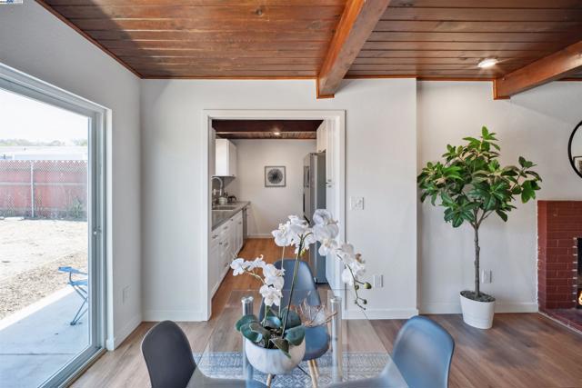 613 Payne Dr, Richmond CA: https://media.crmls.org/mediaz/533fef07-a4e6-4cf8-8a40-017d14ff8191.jpg