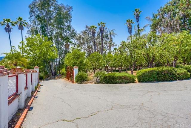 906 Gretna Green Way, Escondido CA: https://media.crmls.org/mediaz/53402c42-b3e5-4518-a6d8-9cb8bbbfd891.jpg