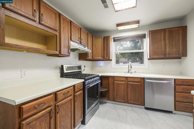 2656 Garden Ave, Concord CA: https://media.crmls.org/mediaz/53403e5c-27dd-4937-af28-21b30931848e.jpg
