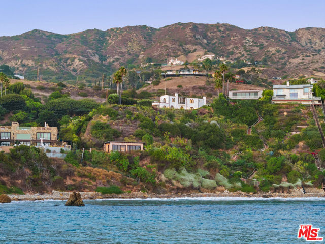 32804 Pacific Coast Highway, Malibu CA: https://media.crmls.org/mediaz/53422d3d-dc14-48a1-879a-17b8b5d477e9.jpg