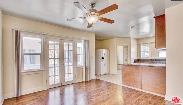 851 W 41st Drive, Los Angeles CA: https://media.crmls.org/mediaz/534354ee-7c5d-4dd3-94b3-c469542df8a5.jpg