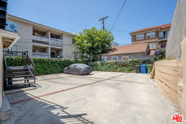 2963 San Marino Street, Los Angeles CA: https://media.crmls.org/mediaz/5343dbc7-7fb6-4268-8734-917ca3eec901.jpg