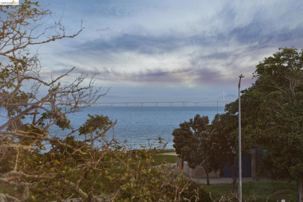 https://media.crmls.org/mediaz/5343f8de-fc05-45a0-bad5-7c90af00d16e.jpg?preset=X-Large