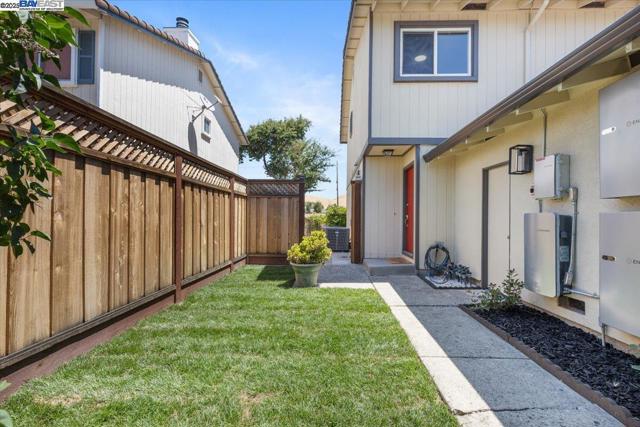 8351 Mulberry Pl, Dublin CA: https://media.crmls.org/mediaz/53458289-91a6-4c5c-8526-447bdbd05e20.jpg