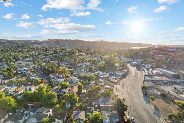 1385 Palm Ave, Martinez CA: https://media.crmls.org/mediaz/5345c569-b84d-485d-8c98-7f9c69a920b6.jpg