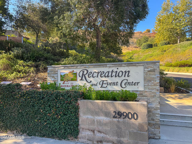 5426 Cedarhaven Drive, Agoura Hills CA: https://media.crmls.org/mediaz/5346d59b-1760-4c39-998d-d55c425a9432.jpg