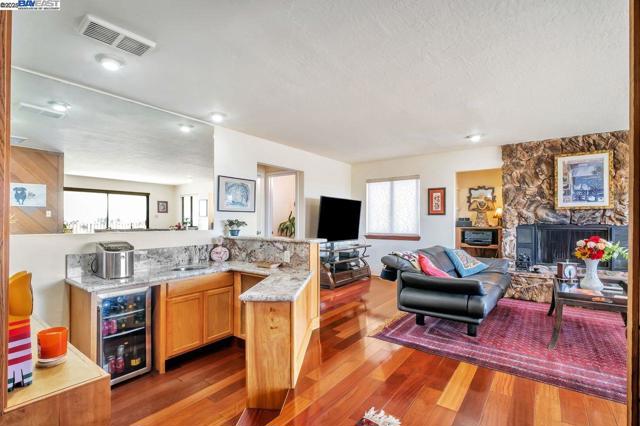 31865 Chicoine Ave, Hayward CA: https://media.crmls.org/mediaz/5347683f-7fb7-4fdf-bde9-944249024c8e.jpg