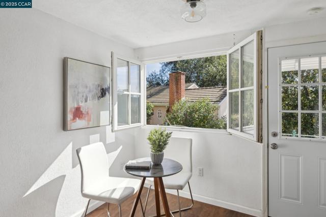40 Las Palomas, Orinda CA: https://media.crmls.org/mediaz/5348f6cb-920b-4b00-b782-c84b2700f378.jpg