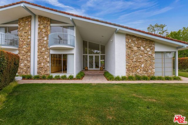 650 N Tigertail Road, Los Angeles CA: https://media.crmls.org/mediaz/534948e4-7a07-495e-94db-67495ee54e22.jpg