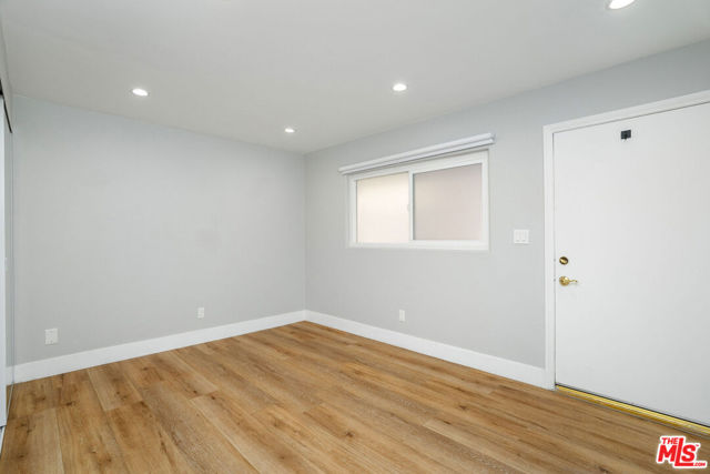 5923 Etiwanda Avenue, Tarzana CA: https://media.crmls.org/mediaz/53494f07-09bb-4f01-ad36-d026579be4b3.jpg