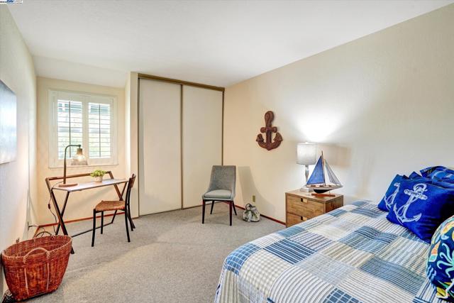 37 Clipper Drive, Alameda CA: https://media.crmls.org/mediaz/534967e9-fef3-4005-91ee-b15544025112.jpg