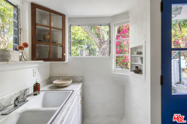 10411 Quito Lane, Los Angeles CA: https://media.crmls.org/mediaz/5349c305-fa2d-4d26-815d-b7be00182db9.jpg