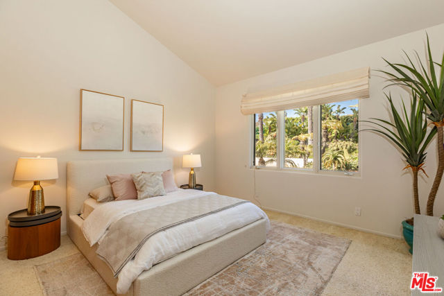 6417 Merritt Drive, Malibu CA: https://media.crmls.org/mediaz/534a6823-39a6-4e05-8293-04147fa3407d.jpg